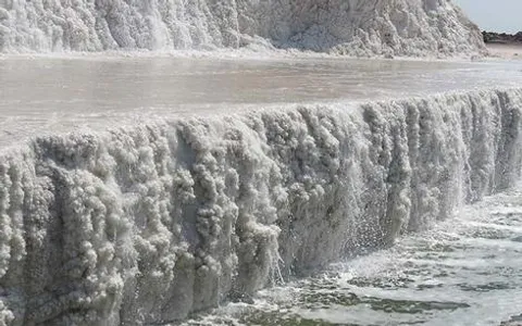 تنها آبشار نمکی جهان در ایران (عکس)