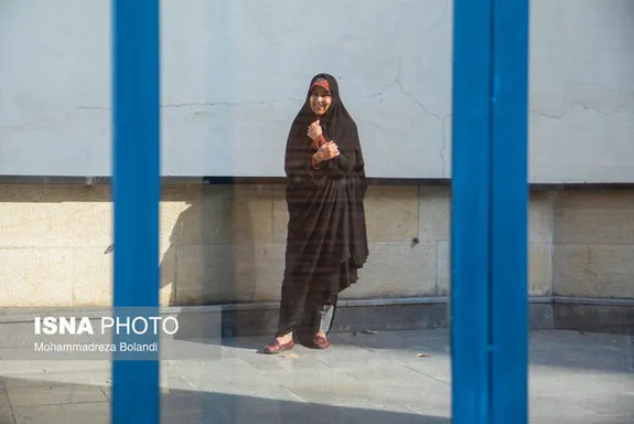 عکسی از همسر و دختر آیت الله هاشمی مقابل زندان اوین