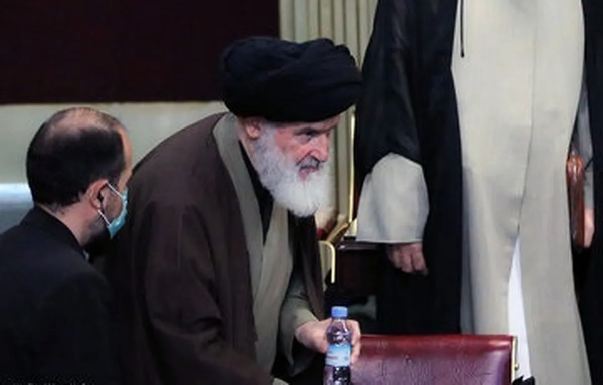 در کمیسیون‌های خبرگان در مورد قائم مقام رهبری دارند کار می‌کنند، اما از گزینه‌ها هیچ‌کسی باخبر نیست
