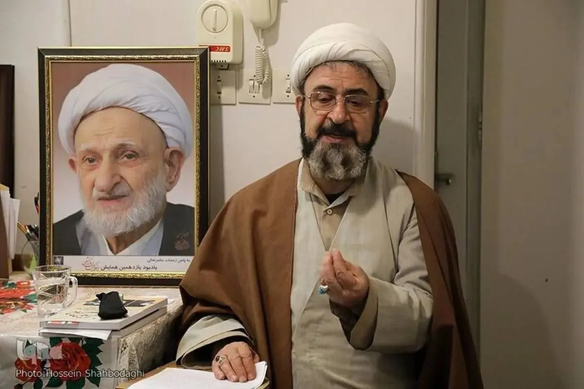 طلبه درمانگاه قم باید سرش را پایین می‌انداخت
