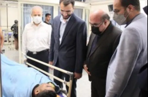مهدی کشاورز از مصدومین زمین لرزه در کیش عیادت کرد