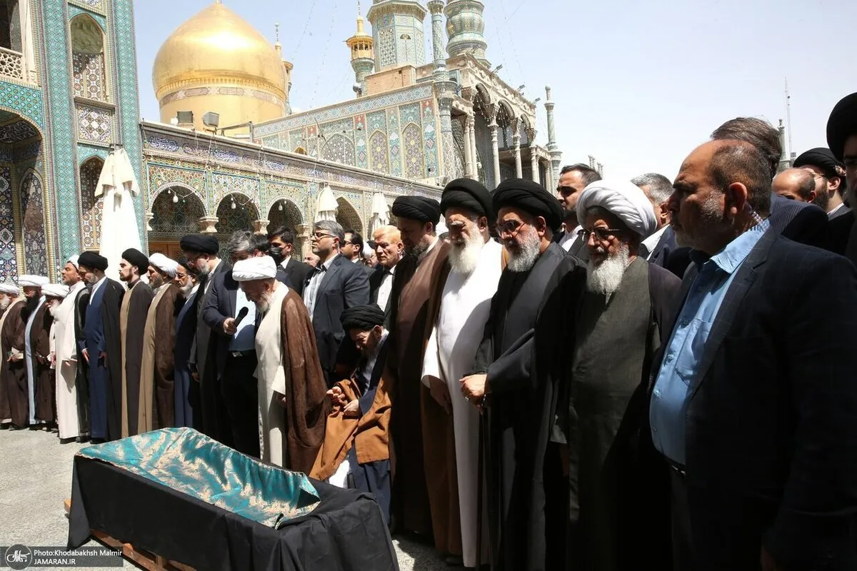 عکسی از سیدحسین خمینی در هنگام نماز بر پیکر مادرش
