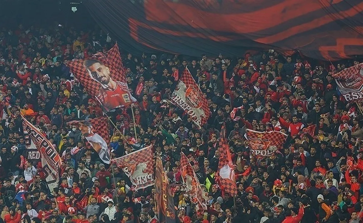 هجوم عاشقان پرسپولیس به سکو‌های در حال تعمیر