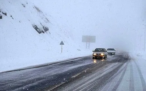 بارش برف و لغزندگی جاده کرج - چالوس