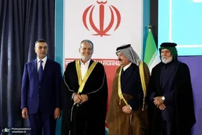 عبای فاخر و زینتی هدیه شیوخ بصره برای پزشکیان