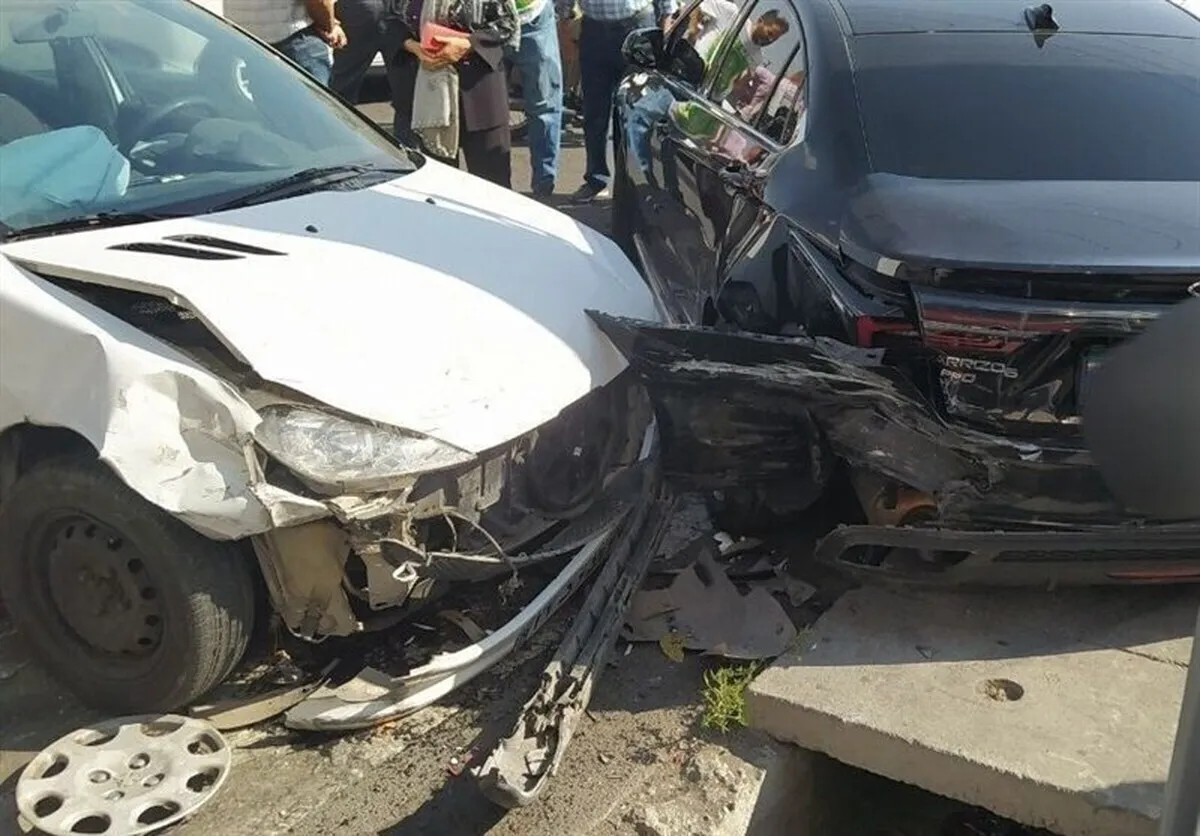 برخورد خاور با 15 خودرو در بلوار سیمون بولیوار تهران