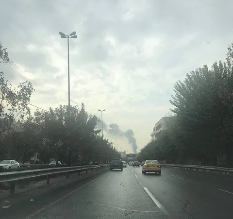 حریق ساختمان نیمه‌کاره علت بلند شدن دود غلیظ در شرق تهران