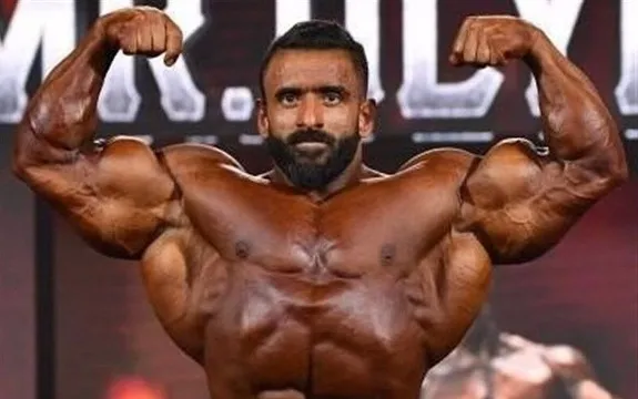 (عکس) تیپ و لباس عجیب هادی چوپان در یک مراسم رسمی
