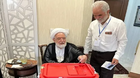 مهدی کروبی رأی خود را به صندوق انداخت