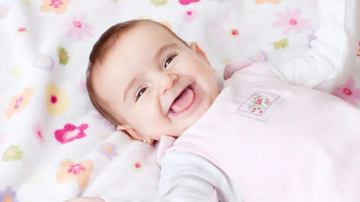 نوزاد از چند ماهگی غلت می‌زند و میچرخد؟