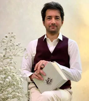 نجم‌الدین شریعتی چطور وسط دکور پرآب می‌رود؟