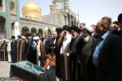 عکسی از سیدحسین خمینی در هنگام نماز بر پیکر مادرش