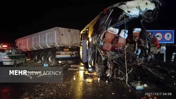 حادثه مرگبار برخورد تریلی با اتوبوس