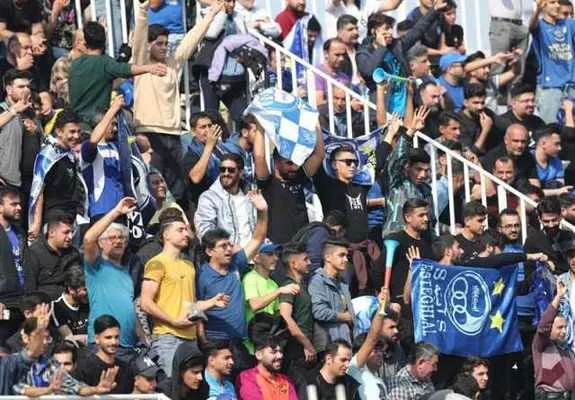 هواداران استقلال مقابل وزارت ورزش تجمع کردند