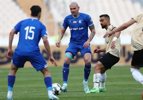 شعار هواداران استقلال علیه بازیکنان