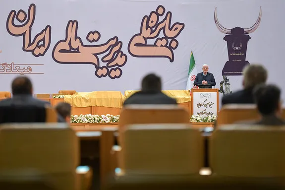 بانک پاسارگاد تندیس زرین سیزدهمین دوره جایزه مالی ایران را کسب کرد