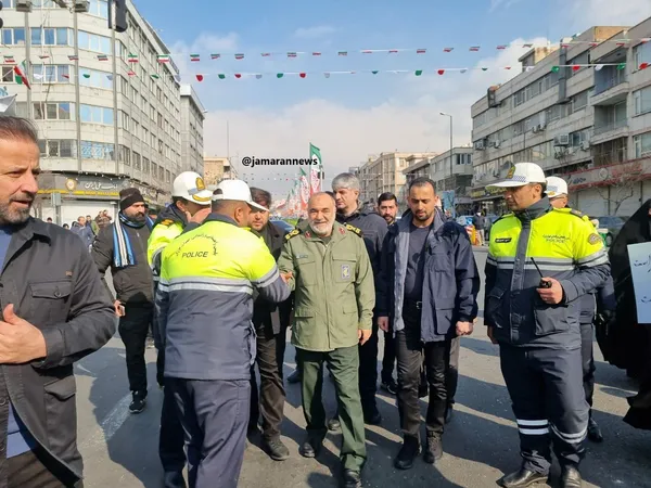 سردار حسین سلامی، فرمانده کل سپاه پاسداران

امیر موسوی فرمانده کل ارتش جمهوری اسلامی