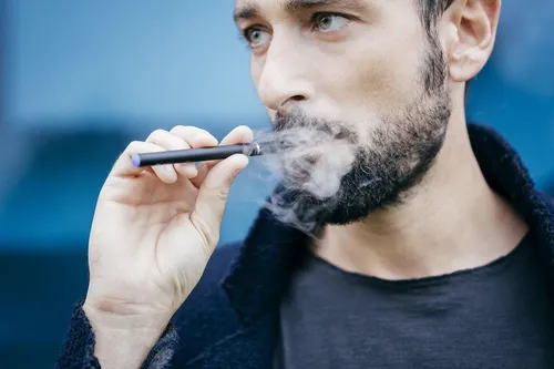 ارتباط استفاده از سیگار الکتریکی با صرف وقت در رسانه&zwnj;های اجتماعی