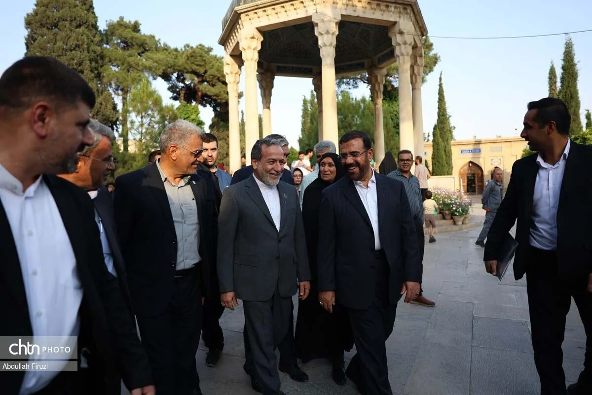 بازدید عباس عراقچی از حافظیه شیراز