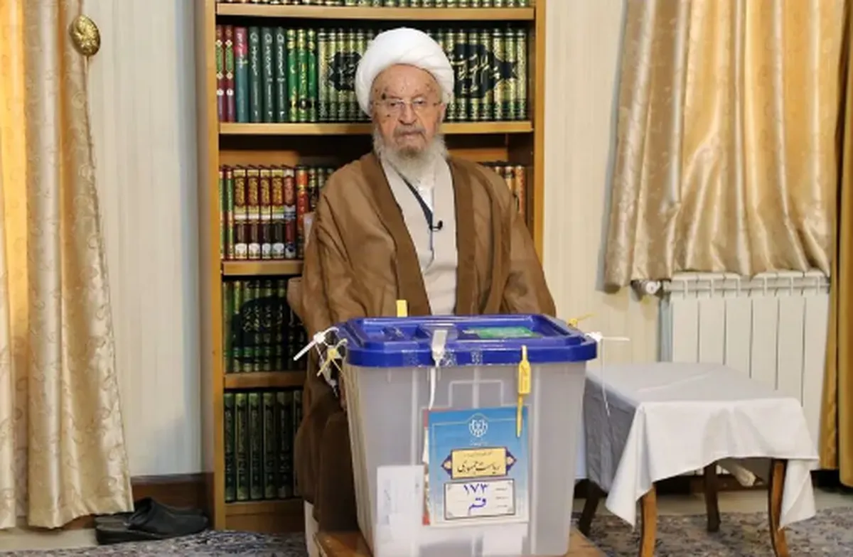 آیت‌الله مکارم شیرازی رأی خود را در صندوق انداخت