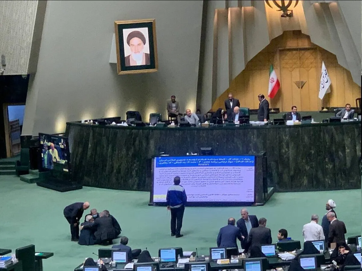 نادران در صحن مجلس تحصن کرد