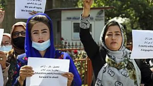 مذاکره بن زاید و حسین امیرعبداللهیان در خودرو + فیلم