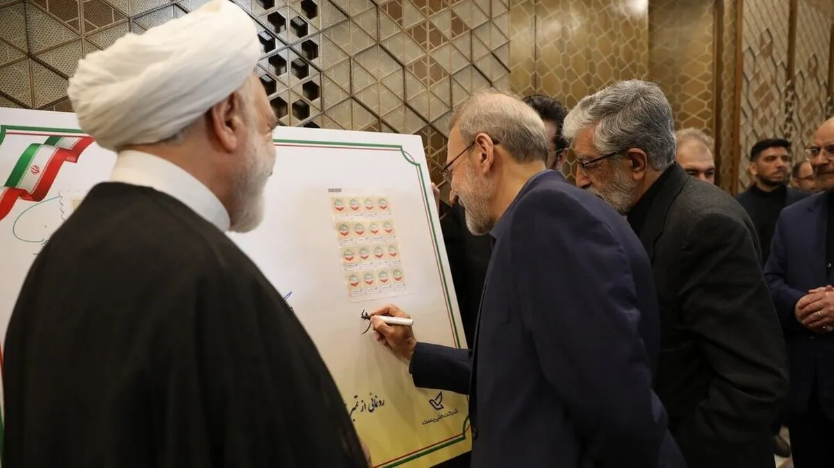 امضای لاریجانی در مراسم افتتاحیه مجلس