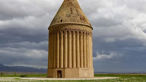 راز ساعت خورشیدی رادکان؛ تنها تقویم سنگی جهان که اول دی سخن میگوید