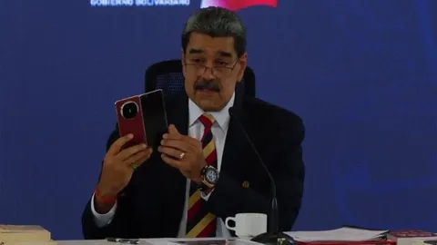 مادورو با نمایش تلفن همراه خود گفت: آمریکایی ها نمی توانند آن را هک کنند