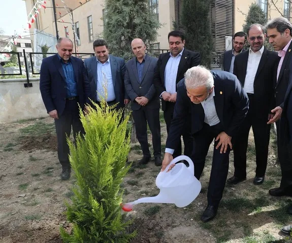 کاشت نهال توسط سرپرست بانک ملی ایران به مناسبت روز درختکاری