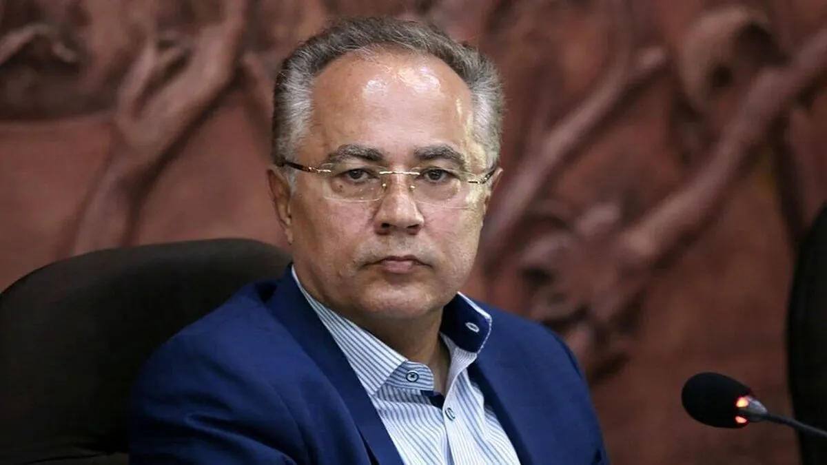 خانوم دبیری هم قطب گردی کرده هم زبون درازی می‌کنه!