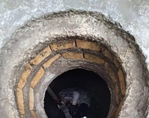 نجات زن ۸۷ ساله از چاه تنگ