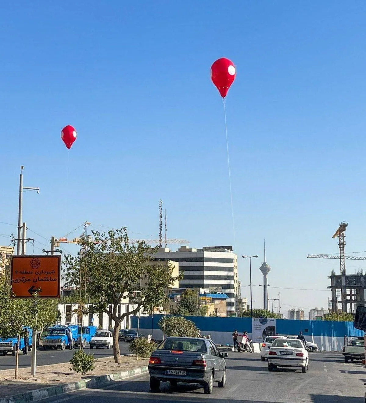 پرواز بالن‌های قرمز بر فراز تهران + عکس