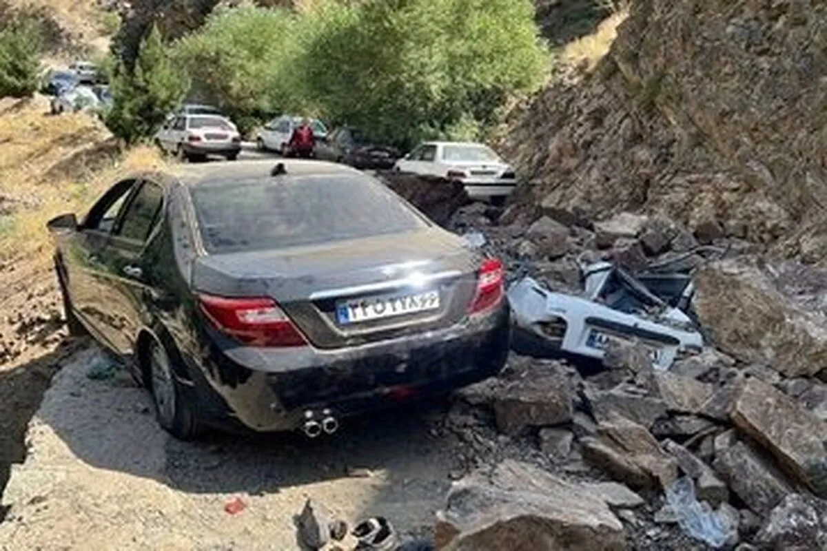 ریزش سنگ و آوار روی خودرو‌ها در سولقان