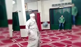 جنجال فوتبال بازی کردن یک امام جماعت در مسجد!