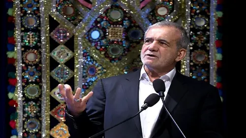 دیدار صمیمانه پزشکیان با صاحبخانه‌اش بعد از ۵۱ سال