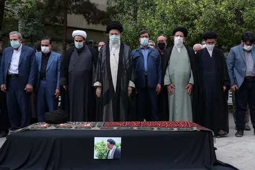 (فیلم) اقامه نماز بر پیکر مرحوم دعایی توسط رهبر انقلاب