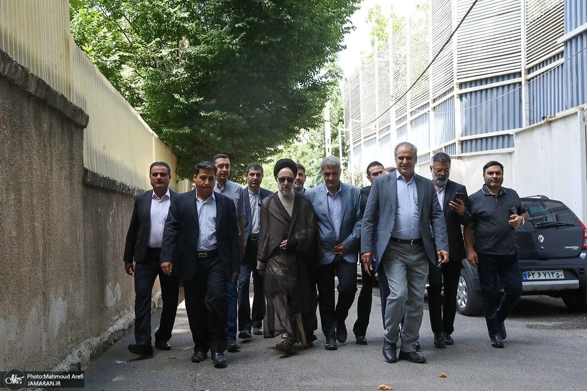تصاویری جدید از سیدمحمد خاتمی در کوچه‌های جماران قبل از رأی دادن در انتخابات ریاست جمهوری