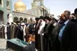 عکسی از سیدحسین خمینی در هنگام نماز بر پیکر مادرش
