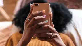 لحظه‌ انفجار گوشی موبایل در دست یک کاربر + فیلم