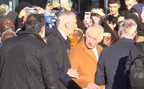 پلمپ رستوران و جواهرفروشی علی دایی/ حمله با تخم مرغ به پادشاه انگلیس/زنده شدن مرده در سردخانه