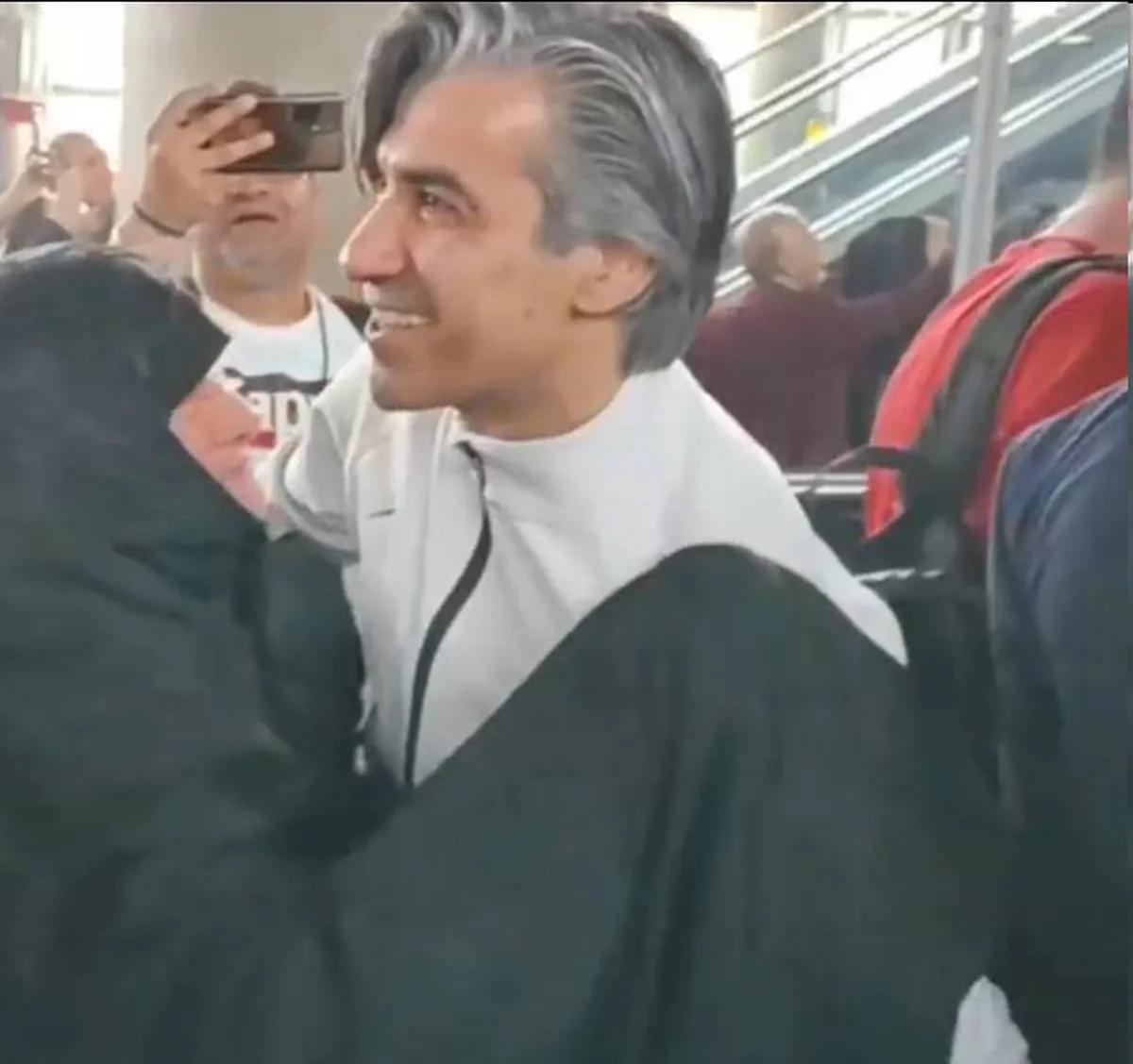 استقبال گرم مادر وحید شمسایی از پسرش