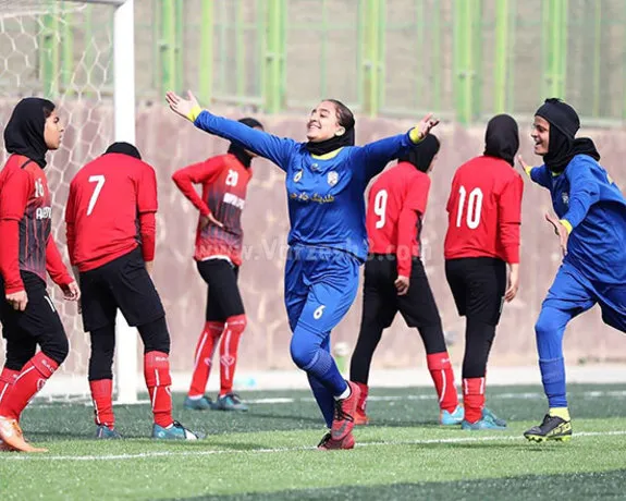 مادران به تماشای فوتبال دختران رفتند