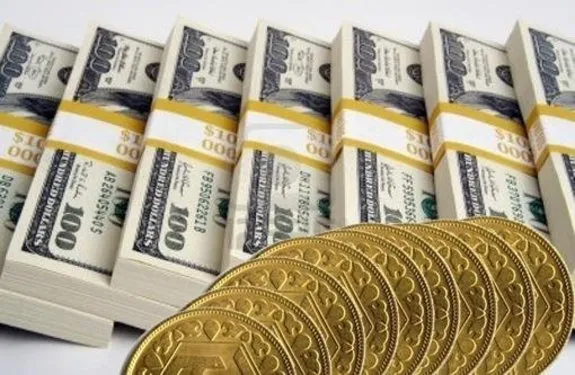 صف فروشندگان ارز مقابل صرافی‌ها